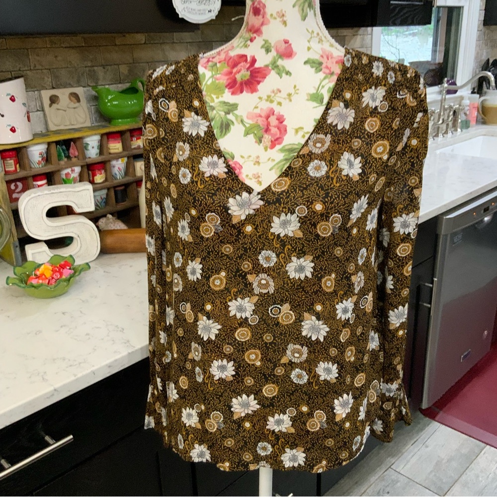 Lucky Brand Long Sleeve V Neck Floral Print Blouse
Gold White Black
Size Small